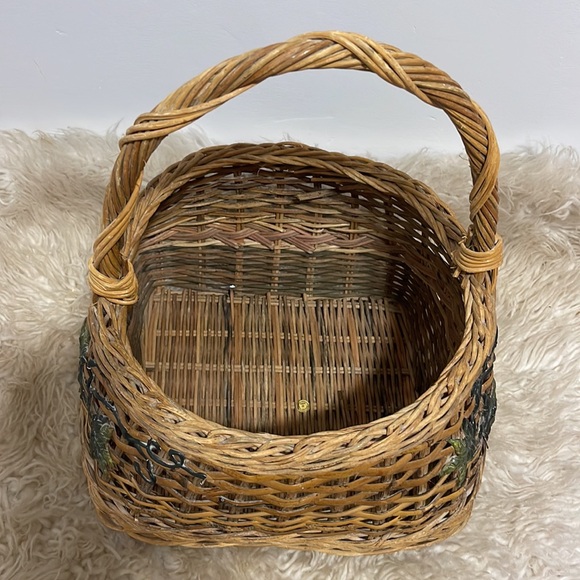 Super cute wicker basket with vine design on the sides - Picture 4 of 8